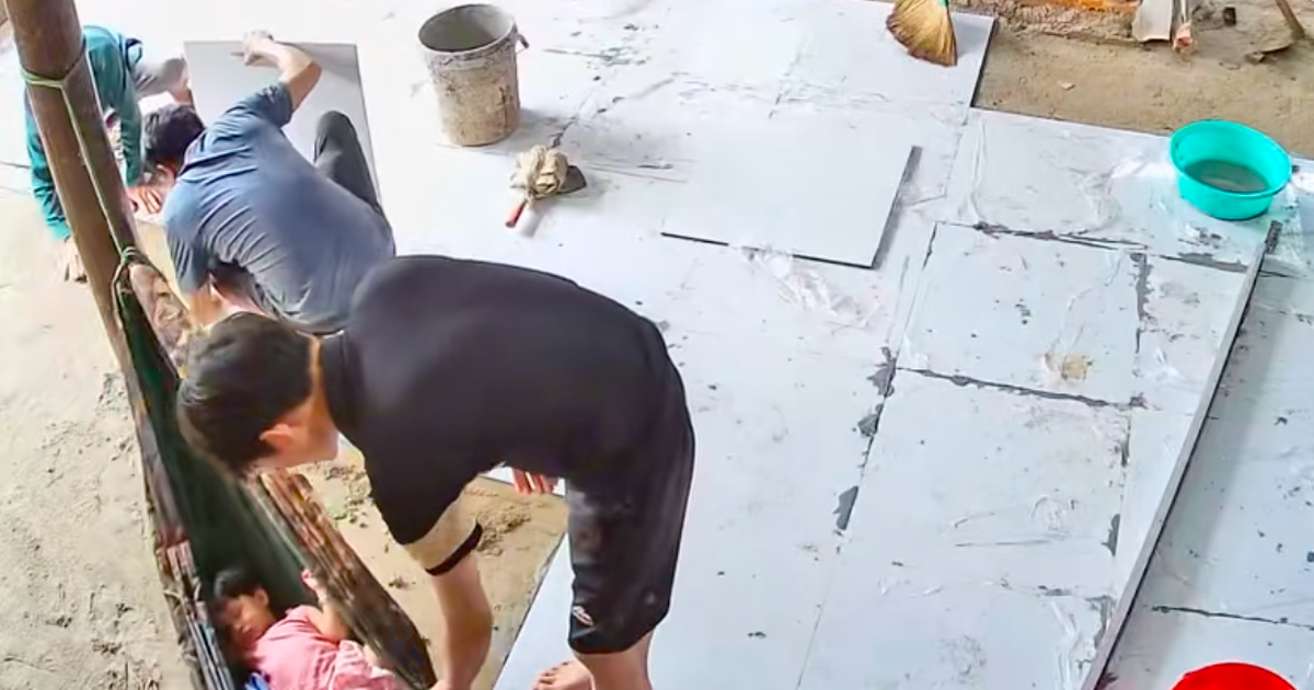 Clip thợ xây thay nhau đưa võng cho bé gái ngủ ngon