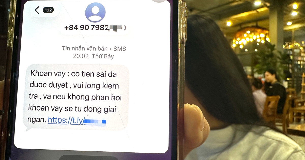 Được người lạ chuyển 1,6 triệu vào tài khoản, cô gái tá hỏa báo công an