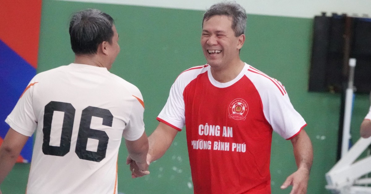 Trưởng công an, Chủ nhiệm Ủy ban Kiểm tra phường ra sân đá bóng Tháng Công nhân