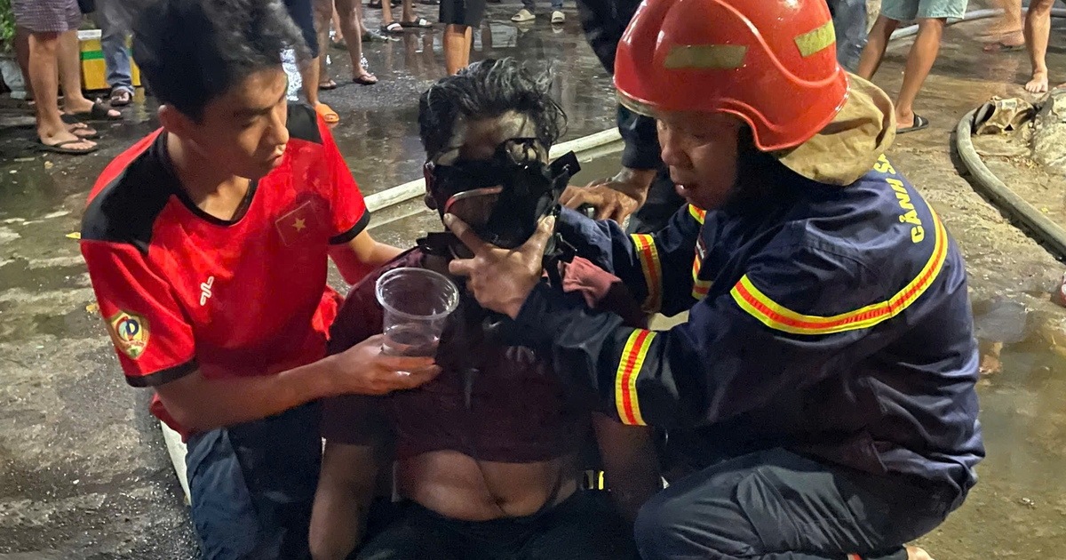 Giải cứu kịp thời 2 nạn nh&acirc;n trong đ&aacute;m ch&aacute;y nh&agrave; ở Quy Nhơn l&uacute;c nửa đ&ecirc;m