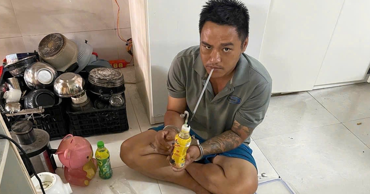 Giấu chai nước trong quần l&oacute;t để qua mặt kiểm tra ma t&uacute;y, vẫn bị ph&aacute;t hiện