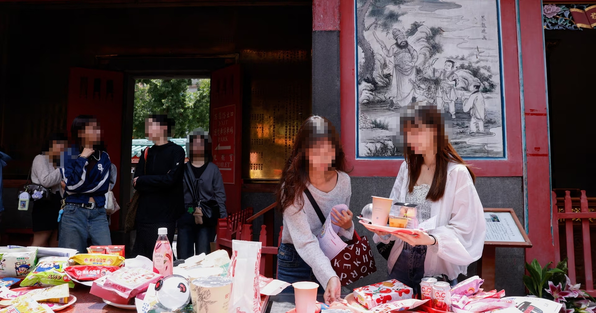 Săn vé BTS: Khi fan cầu cứu 'thế giới tâm linh