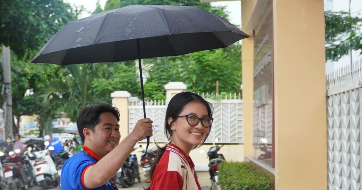 Cơn mưa xối xả ngày làm thủ tục thi, hình ảnh khiến nhiều người xúc động