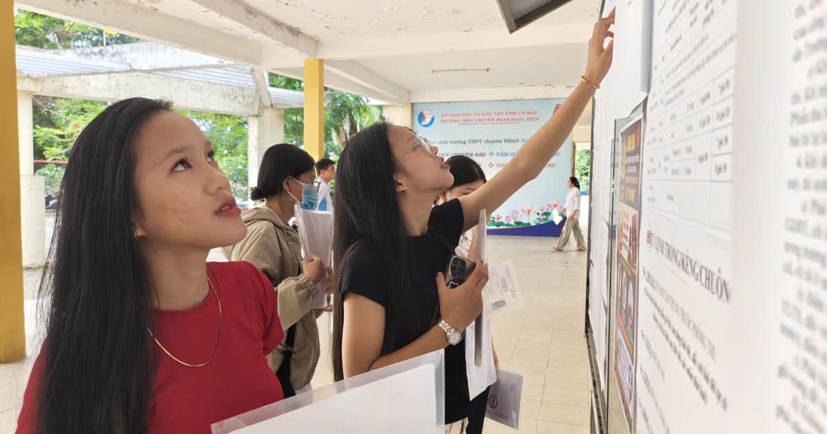 Thí sinh nhà cách điểm thi tốt nghiệp khoảng 30 km đến trường làm thủ tục sớm