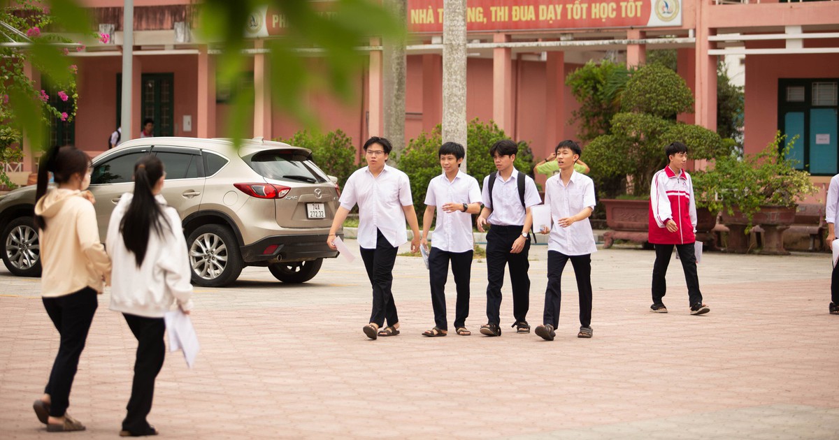 Thí sinh Quảng Trị 'đội nắng' đi làm thủ tục thi tốt nghiệp THPT