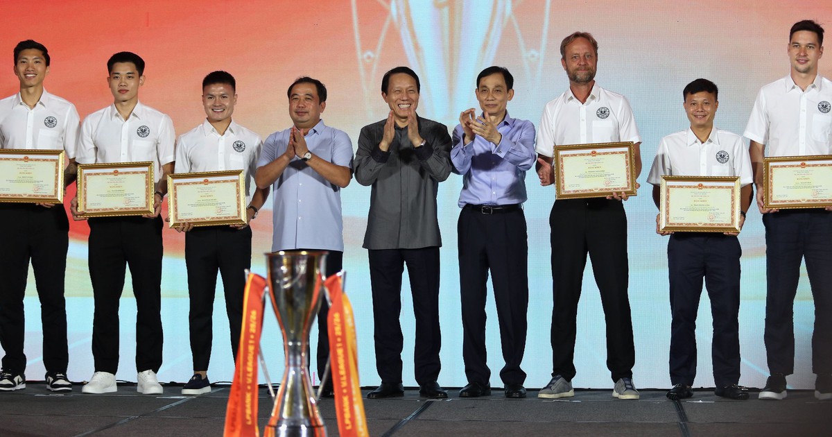 Bộ trưởng Lương Tam Quang chúc mừng thành tích xuất sắc của CLB CAHN: Chức vô địch V-League rất xứng đáng