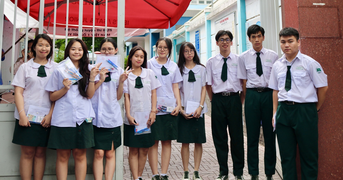 Thức trắng đêm ôn bài, sợ ngủ quên: Những nỗi lo của thí sinh trước giờ G