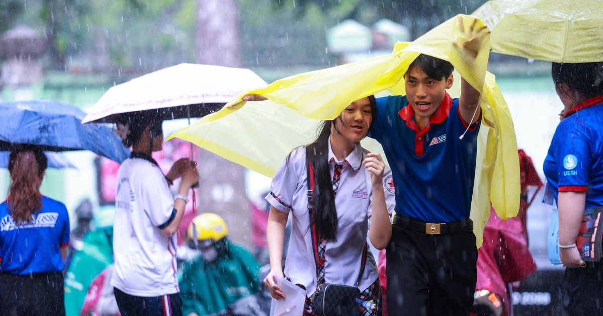 Dù trời mưa, thí sinh TP.HCM vẫn rạng rỡ trước kỳ thi tốt nghiệp THPT
