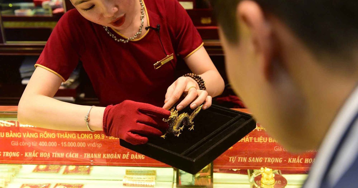Giá vàng lao dốc không phanh