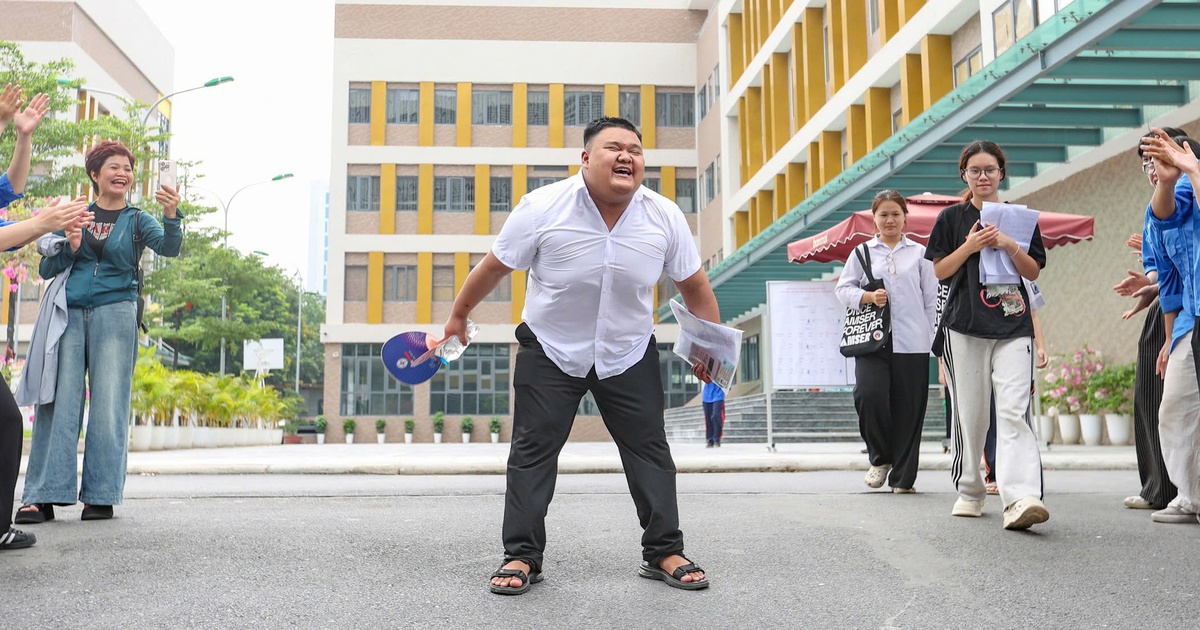Nam sinh Hà Nội ăn mừng kiểu Ronaldo sau bài thi môn văn