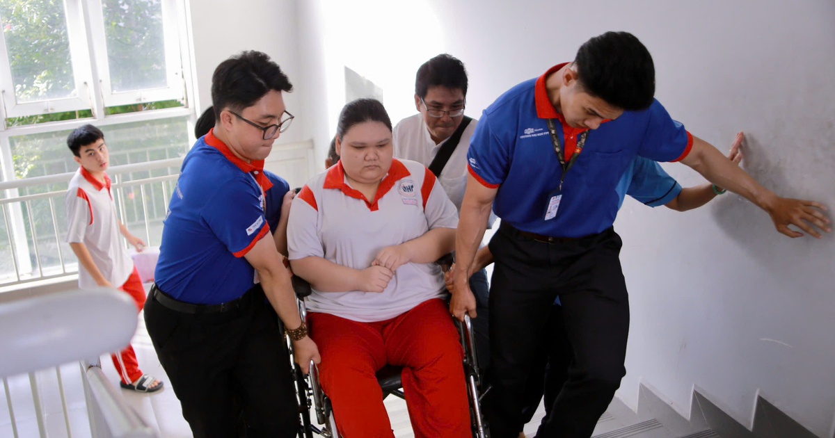 Nữ sinh ngồi xe lăn đi thi và điều làm cảm động cả điểm trường
