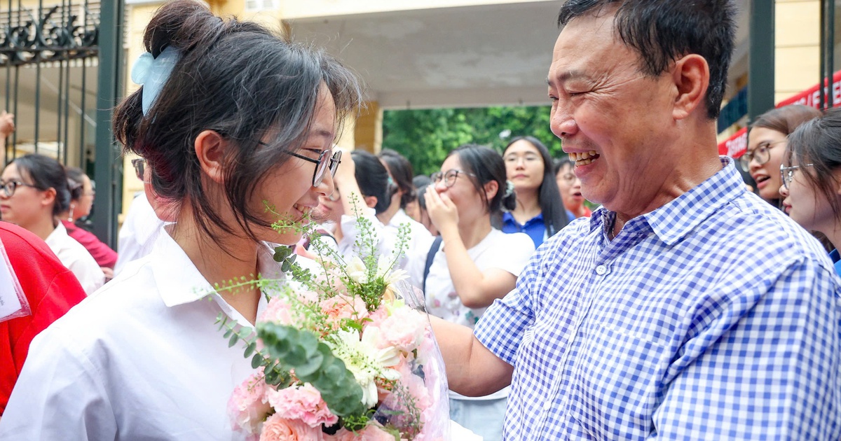 Ông ngoại bất ngờ tặng quà cho 'cháu gái rượu' sau giờ thi toán