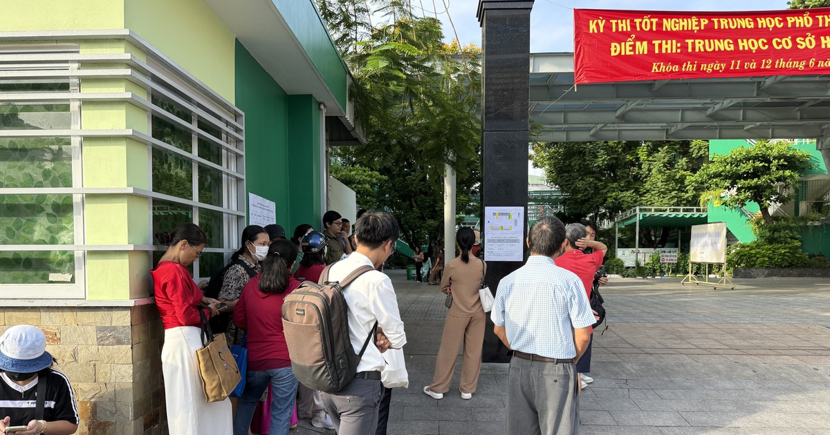 Có một kỳ thi khác ở bên ngoài cổng trường…
