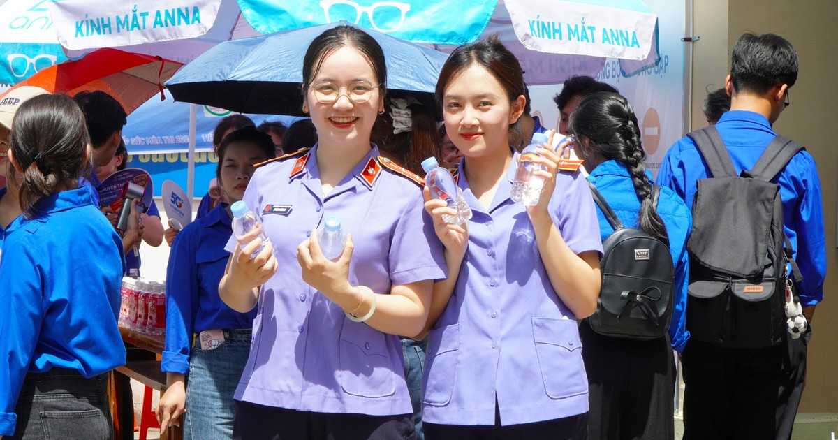 'Bóng hồng' Viện Kiểm sát tiếp sức thí sinh Cần Thơ