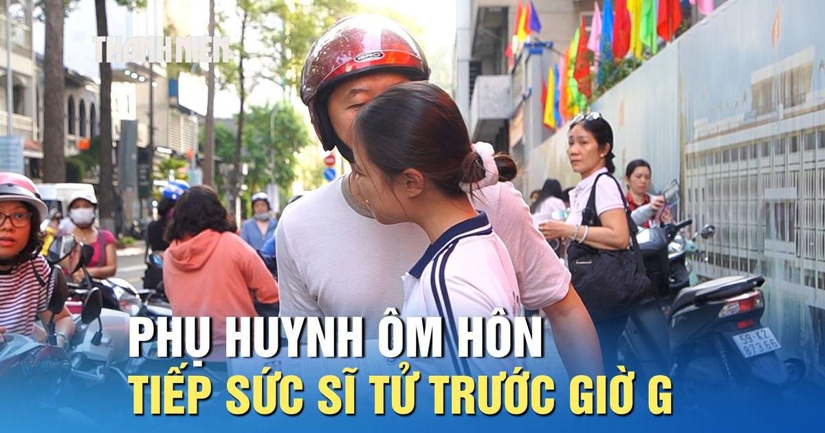 Thi ngữ văn THPT: Phụ huynh ôm hôn tiếp sức sĩ tử trước giờ G