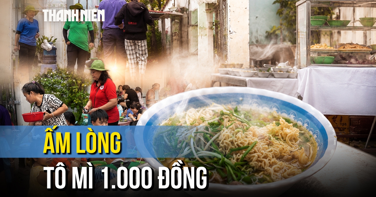 Ấm lòng tô mì 1.000 đồng ngập tràn topping cho người lao động