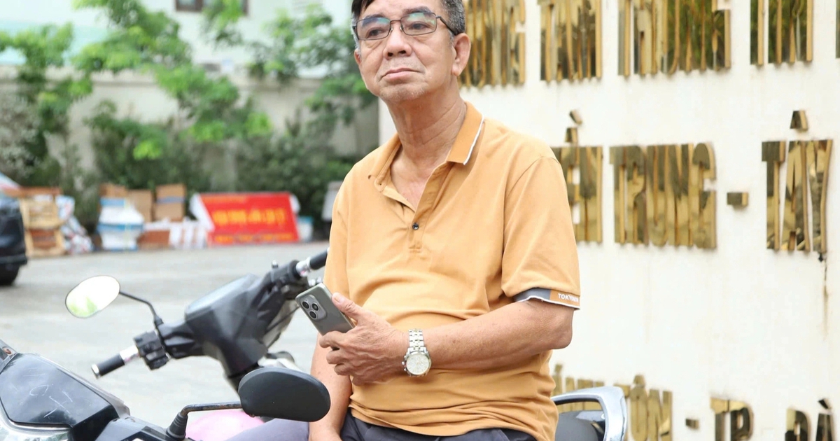 Đứng chờ cháu thi THPT, ông ngoại xúc động nhớ chuyện thi cử 20 năm trước