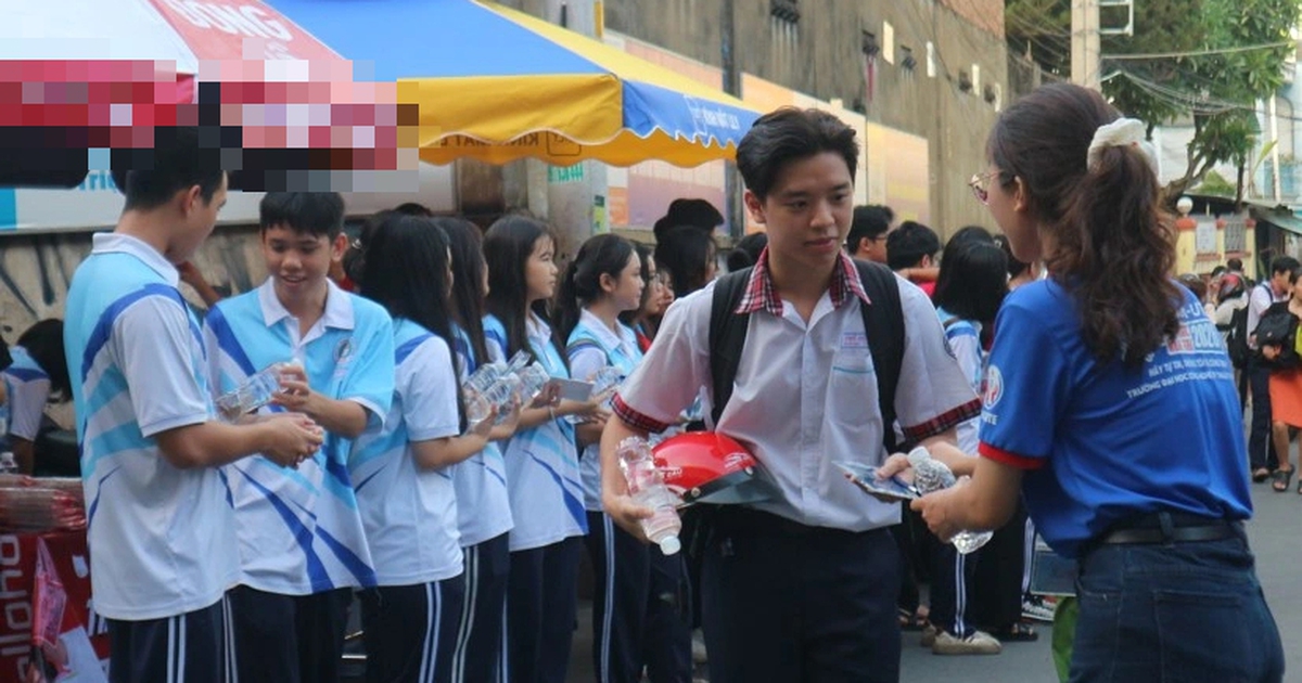 Không phải thí sinh nhưng vẫn dậy từ 5 giờ sáng đến điểm thi tốt nghiệp THPT