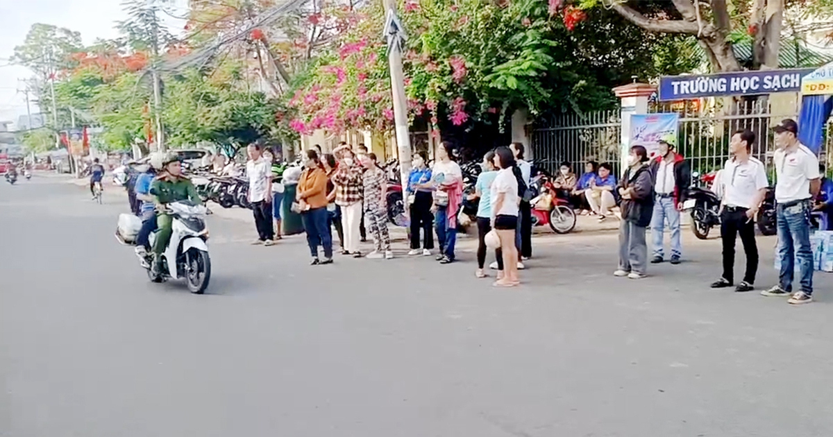 Thí sinh ngủ quên, công an đến tận nhà đón đi thi