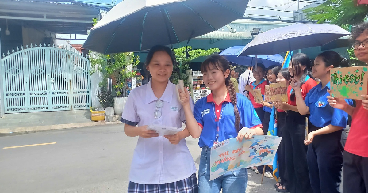 Nắng hơn 35 độ C, nhiều người vẫn bám trụ trước điểm thi vì điều này…
