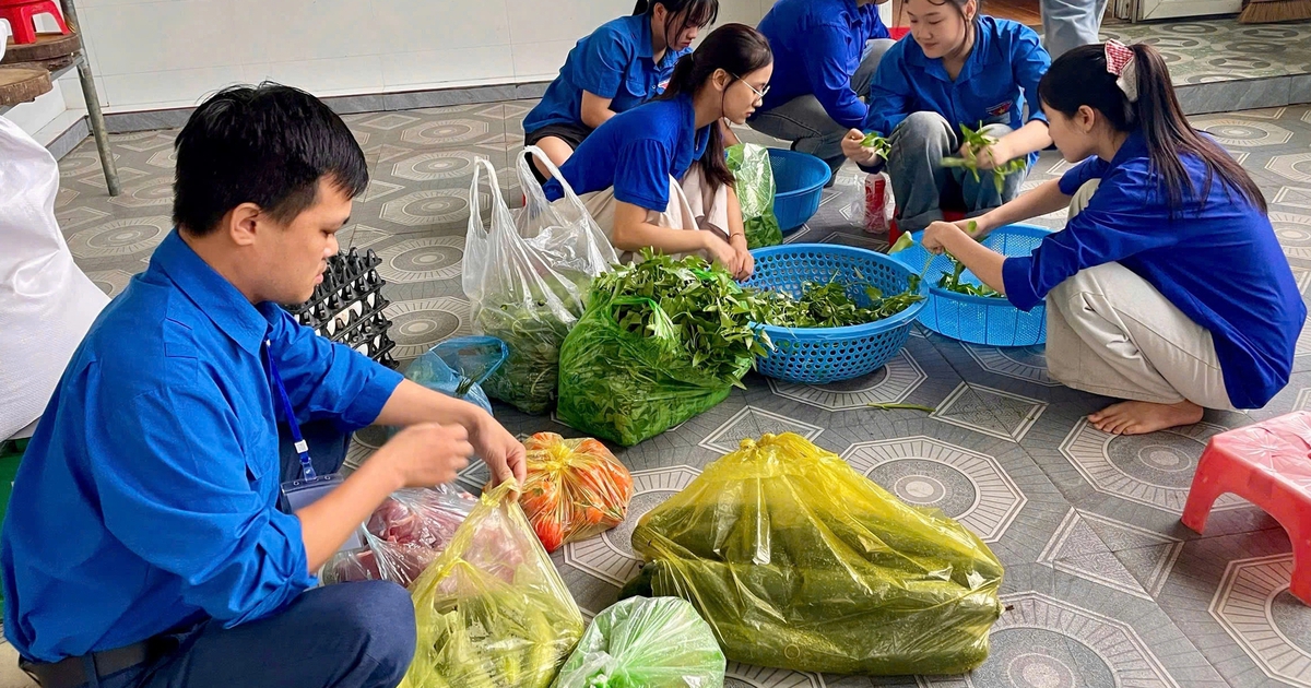 Một điểm thi phục vụ ăn nghỉ cho hàng trăm thí sinh