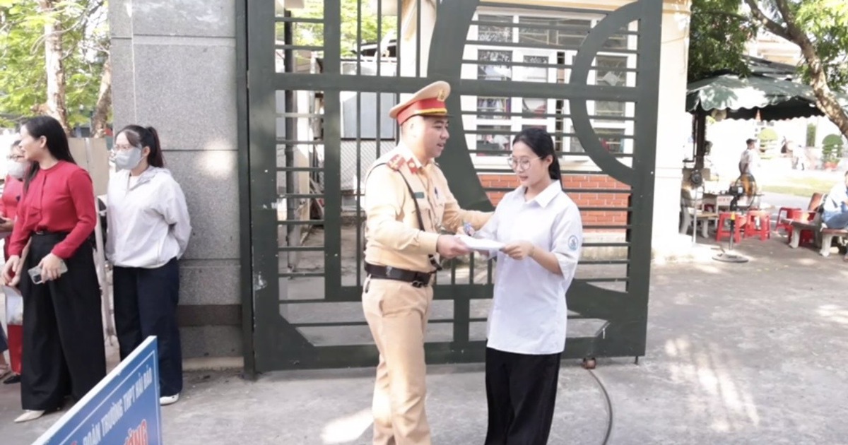 CSGT hú còi chạy xe chuyên dụng 20 km hỗ trợ thí sinh quên thẻ dự thi