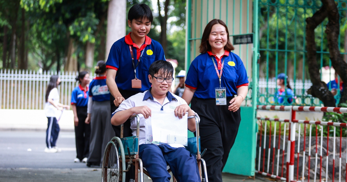 Hình ảnh đầy cảm xúc của sĩ tử TP.HCM trong ngày đầu thi tốt nghiệp THPT
