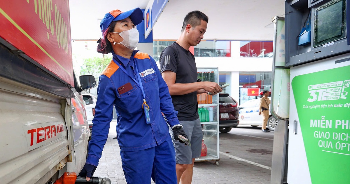 Giá xăng dầu giảm mạnh, chưa điều hành giá xăng E10
