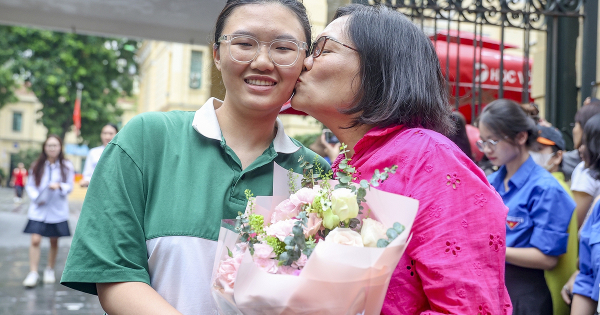 Sĩ tử Hà Nội rạng ngời trong vòng tay người thân sau ngày đầu thi tốt nghiệp THPT