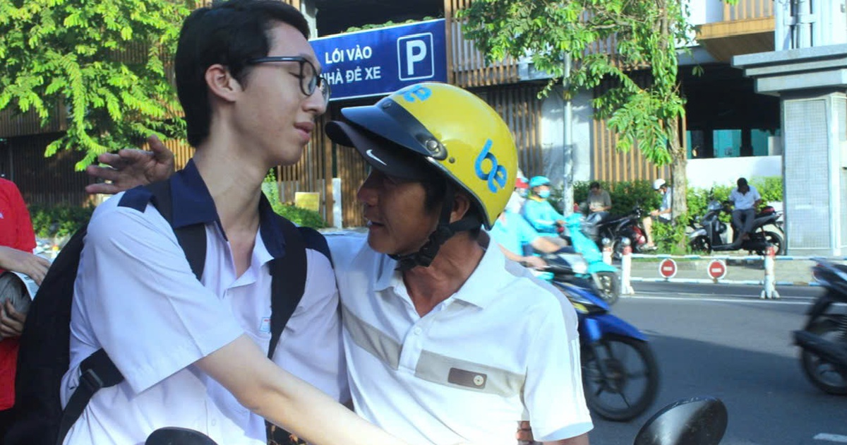 Những cái ôm cảm động mùa thi: Dù thế nào vẫn có ba mẹ ở đây