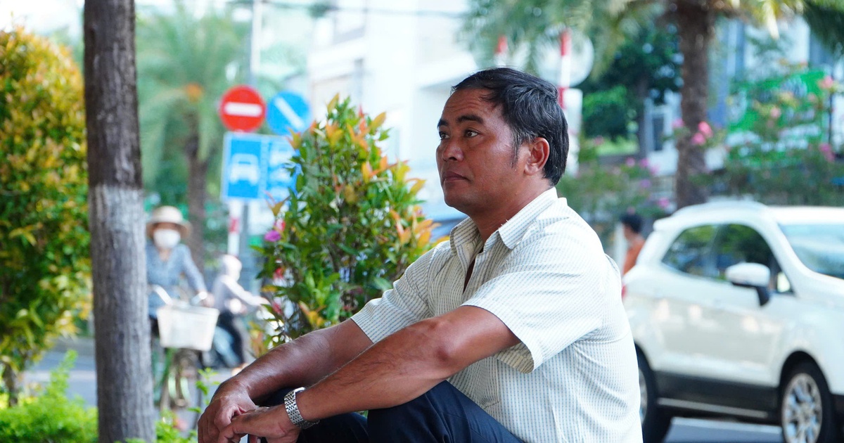 Cha mẹ hồi hộp ngoài cổng trường, thí sinh lặng lẽ chọn 'lối đi riêng'