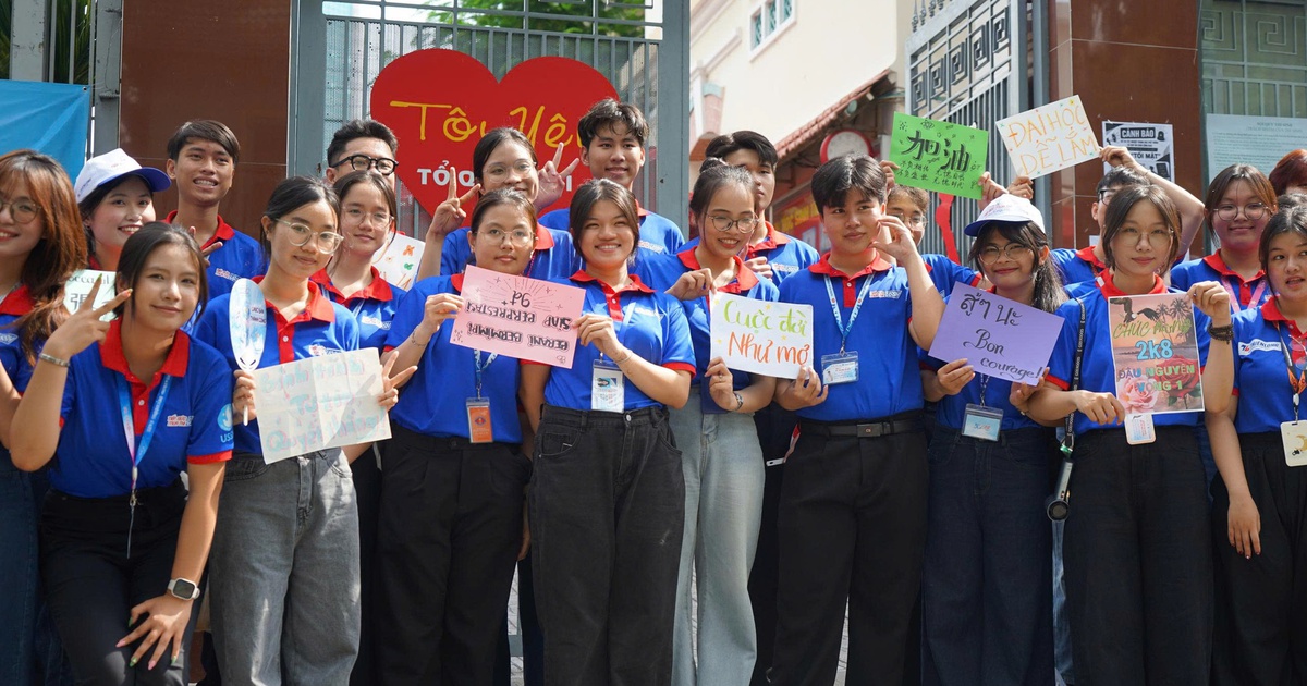 'Chai yo', 'Sù sù ná', 'Allez!': Màn tiếp sức độc lạ chỉ có ở điểm thi này