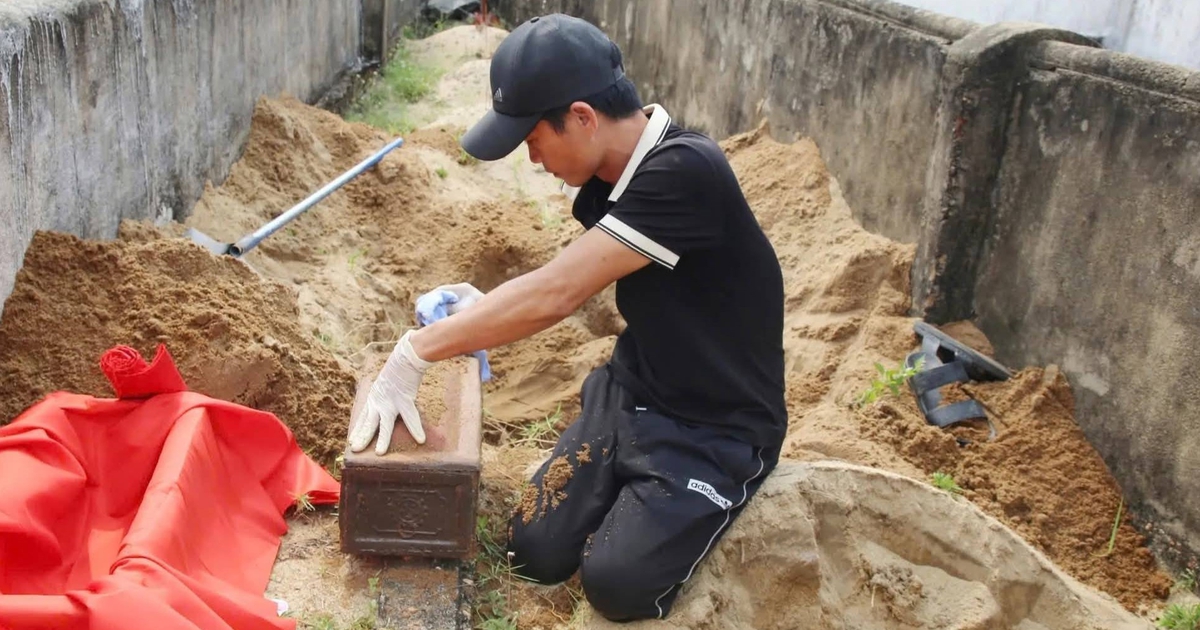 Người dựng mái nhà cho những ngôi mộ vô danh