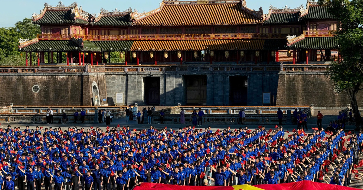 2.000 thanh niên lan tỏa tình yêu nước tại quảng trường Ngọ Môn