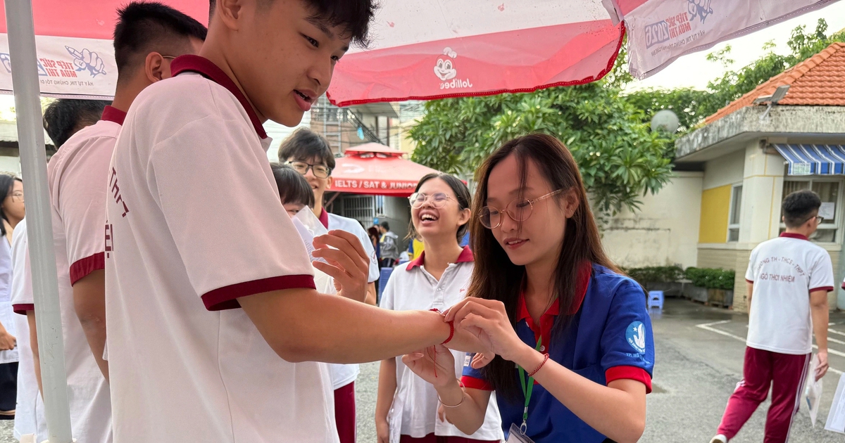 Những chiếc vòng tay đặc biệt cùng thí sinh vượt qua kỳ thi