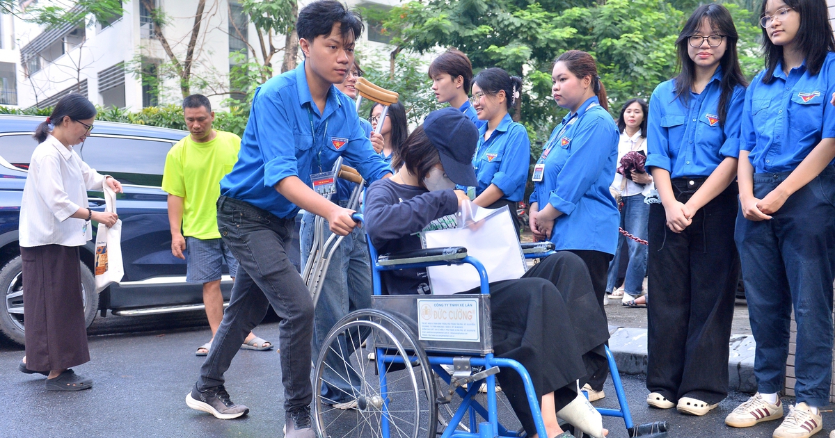 Nữ sinh Hà Nội ngồi xe lăn vào phòng thi tốt nghiệp THPT