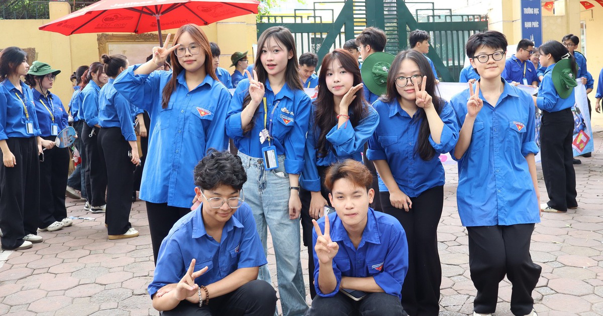 Sinh viên tình nguyện tiếp sức mùa thi: Từ người nhận đến người trao