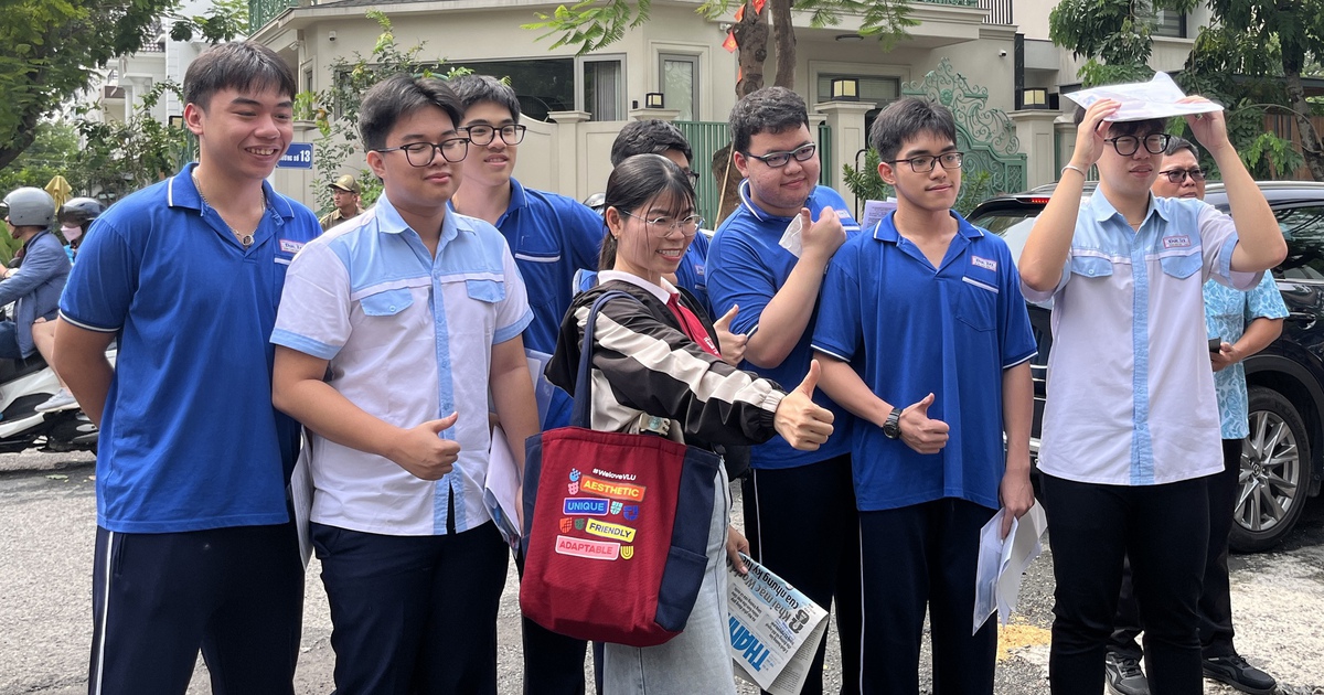 Cô giáo rong ruổi qua 5 điểm thi tốt nghiệp THPT để động viên học trò