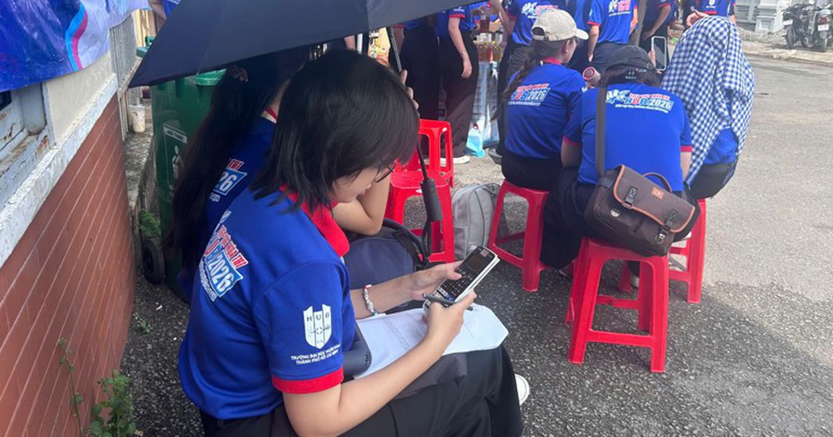 Vừa tiếp sức mùa thi cho thí sinh, vừa chạy đua với kỳ thi của mình
