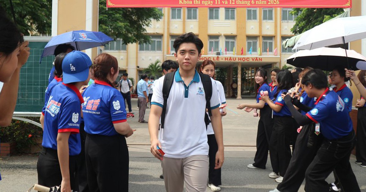 Thi xong tốt nghiệp THPT, nam sinh lao ra cổng làm cú 'siu' như Ronaldo