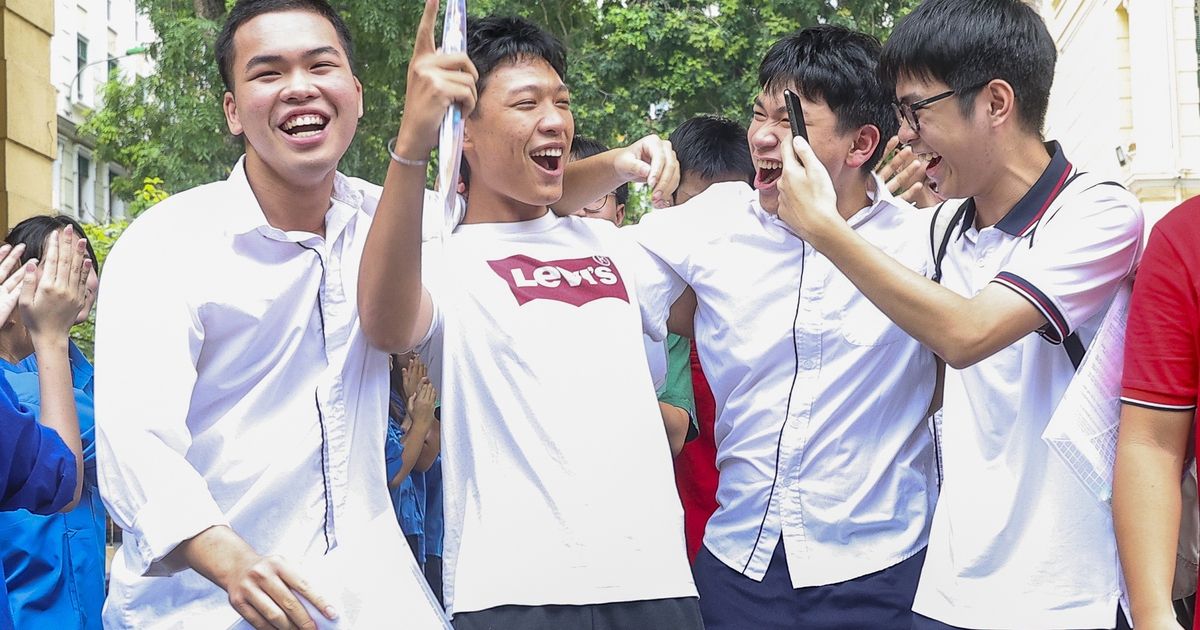Sĩ tử vỡ òa đón sinh nhật ngay khi kết thúc kỳ thi tốt nghiệp THPT