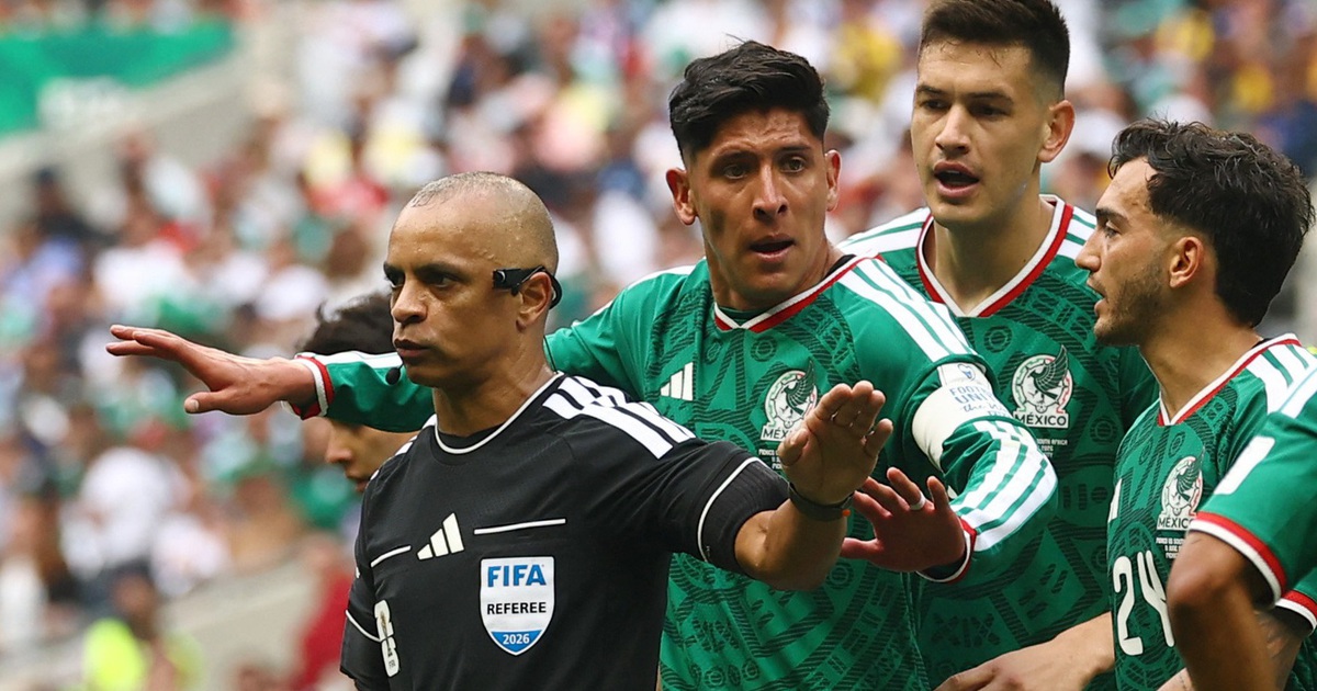 Trọng tài Brazil gây bão mạng vì giải thích cực khó hiểu về thẻ đỏ trận Mexico thắng Nam Phi