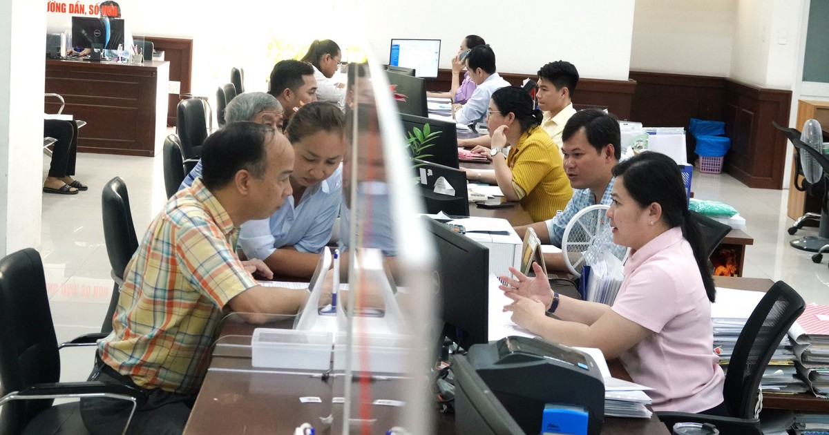 Một phường ở TP.HCM gi&uacute;p d&acirc;n cắt giảm 12.000 lượt giấy tờ