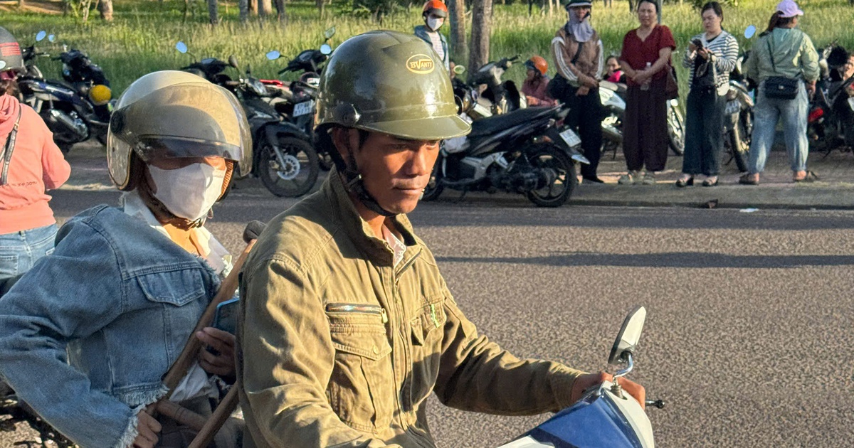 Thí sinh 39 tuổi chống nạng đi thi tốt nghiệp THPT, chồng ngày ngày đưa đón