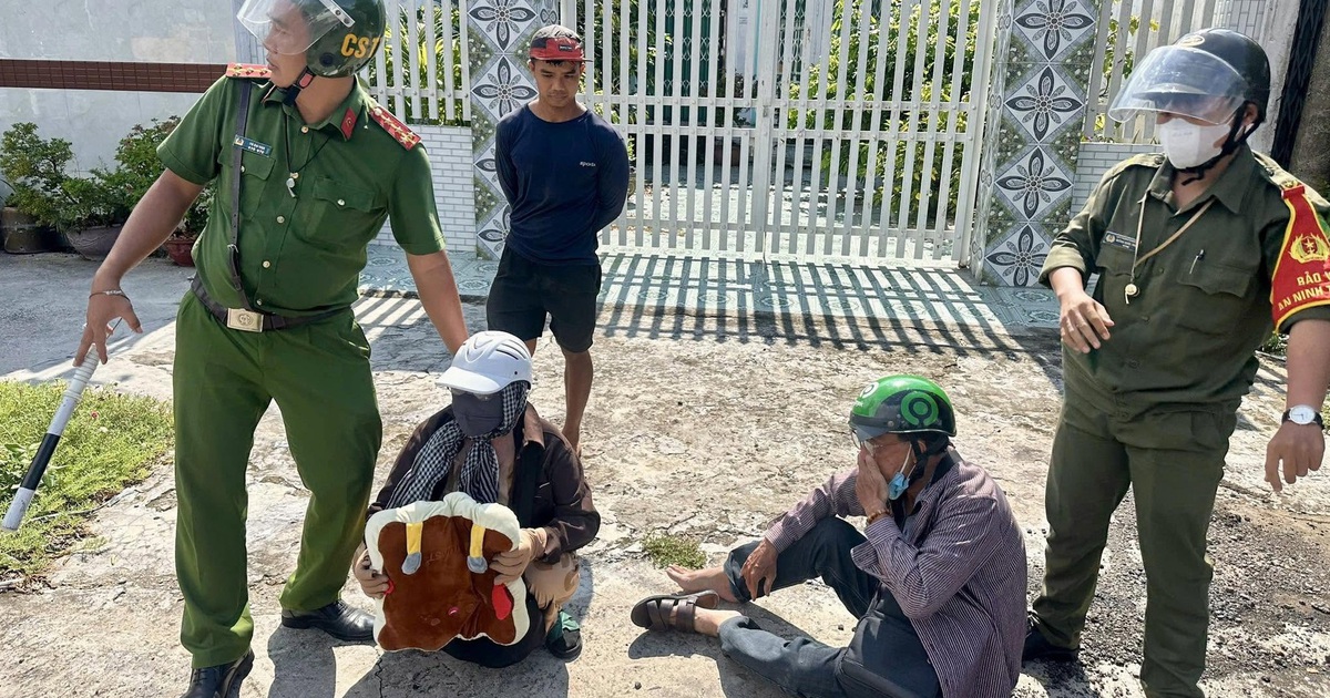 Bắt 2 nghi can trộm điện thoại của lực lượng hỗ trợ tiếp sức m&ugrave;a thi