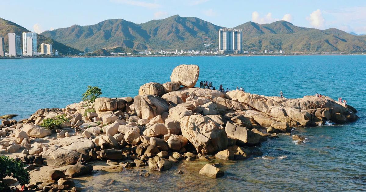 Bí ẩn bàn tay khổng lồ in sâu vào tảng đá ở Nha Trang
