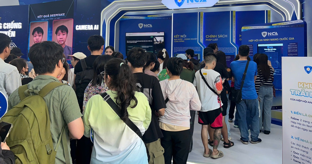Xếp hàng dài bên trong 'Bức tường An ninh mạng' giữa Phố đi bộ Nguyễn Huệ