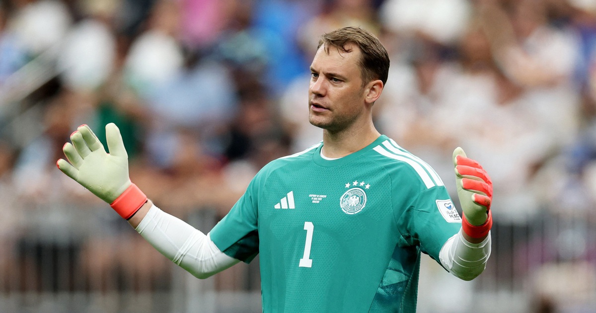 Manuel Neuer vi phạm luật FIFA ngày tái xuất đội tuyển Đức, may mắn thoát án phạt