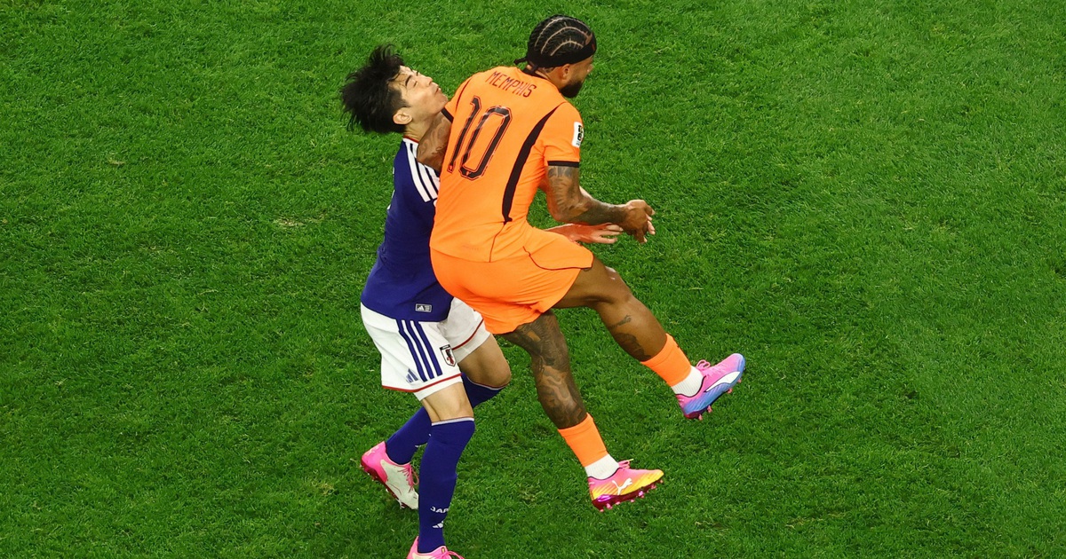 Depay gây phẫn nộ vì đánh vào mặt cầu thủ Nhật Bản, video lộ chứng cứ ‘rành rành’: VAR bị réo tên