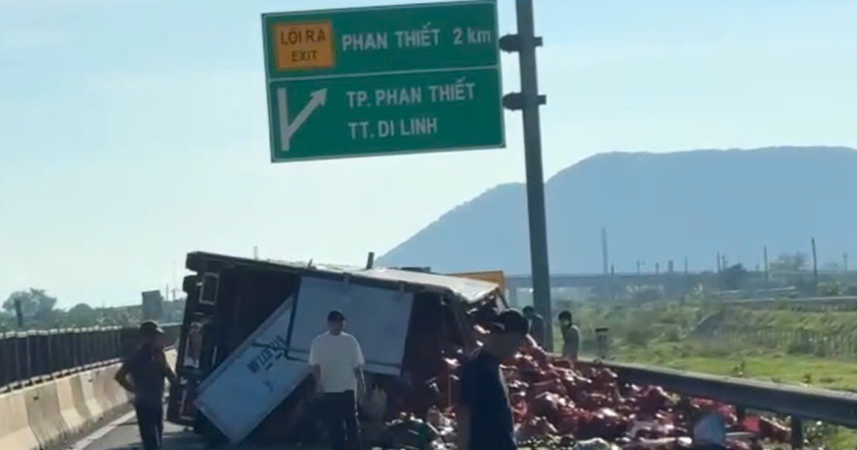 Cao tốc Vĩnh Hảo - Phan Thiết ùn tắc vì lật xe tải chở trái cây